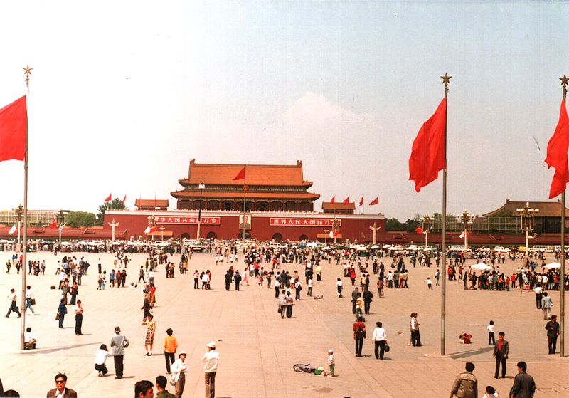 800px-Tiananmen_Square,_Beijing,_China_1988_(1)
